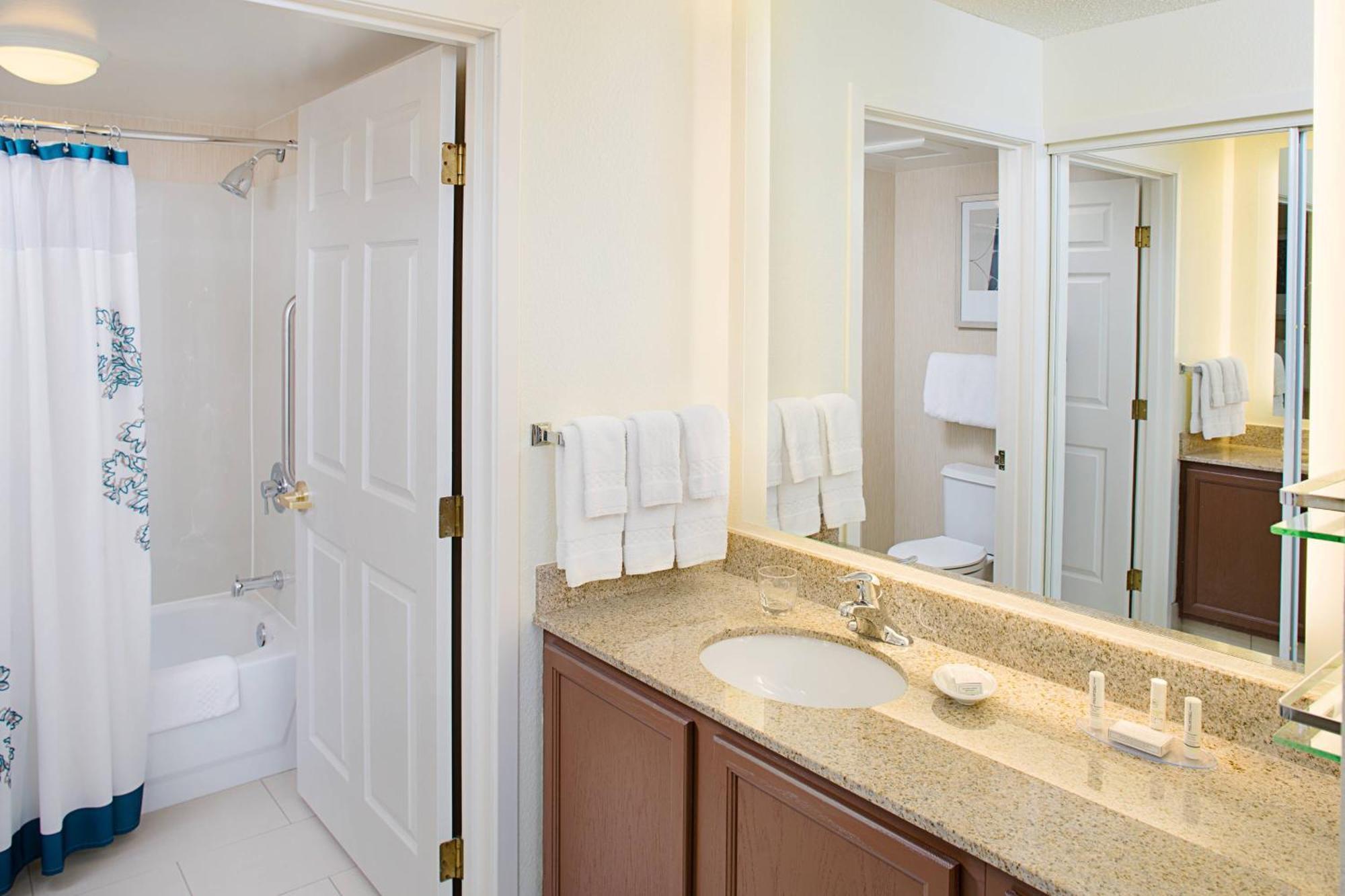 Residence Inn By Marriott Detroit Ливония Екстериор снимка